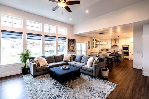 *Hot Tub*Pristine New*Home , 4 Bd 3.5 bth|Slps 18