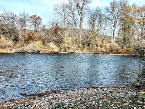 Hot Tub w/ River Views / Private Patio / Spacious