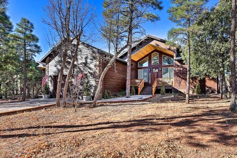 Luxurious Lakeside Cabin w/ Private Hot Tub!