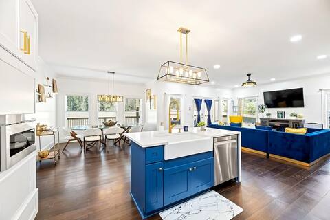 Stunning Mini Mansion Near Downtown & ATL Airport