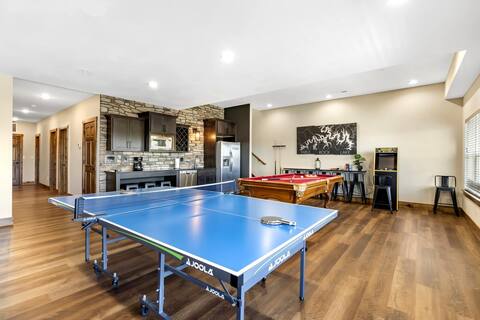 Lakeview Lodge for 36 w/ Indoor & Outdoor Pool!