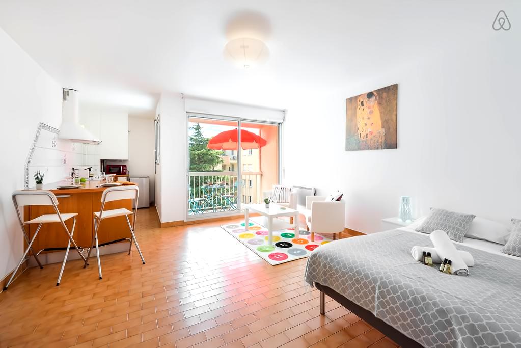 Annonce Airbnb populaire: Charming studio close to the train station - Air à Prés D'arènes