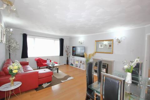 Cheerful 3 Bedroom 2 Bathroom Bungalow by CozyNest