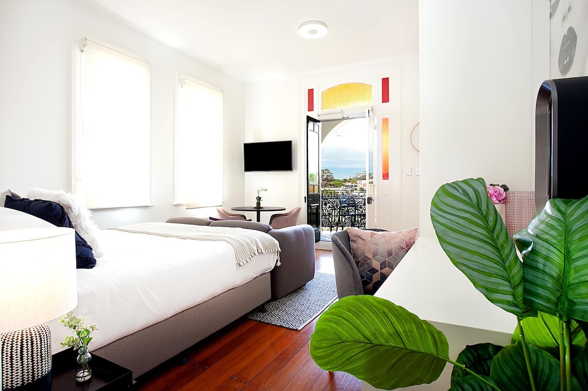 Top Airbnb: Charming Studio With Balcony in Inner-City Glebe in Glebe