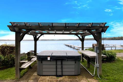 Newly renovated with hot tub and lake