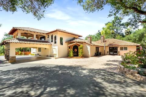 The Wine Away-Luxury Retreat for 20 w/jacuzzi