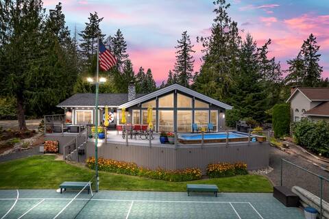 Waterfront-Sauna-Pickleball-Kayaks-Firepit