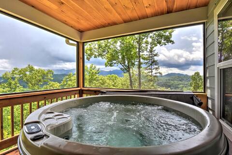 ‘Sky Blue Overlook’ - Hot Tub & Screened Porch!