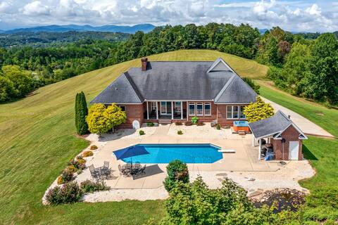 Luxury Getaway Home! Pool~HotTub~Sleeps18