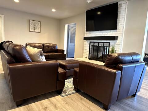 Spacious Home + Pool Table & Outdoor Entertainment
