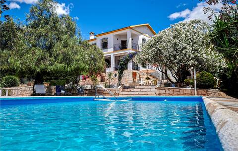 Amazing home in Lucena with outdoor swimming pool