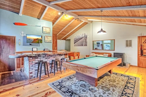 Your Own Private Forest Lodge in Town& Beach trail