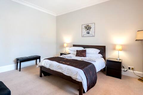 Scotston Villa - 5 bed house with hot tub