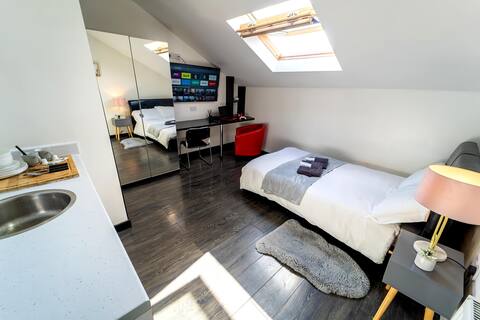 Successful Airbnb property: Studio available for short term right by UOB & QE! in Selly Oak