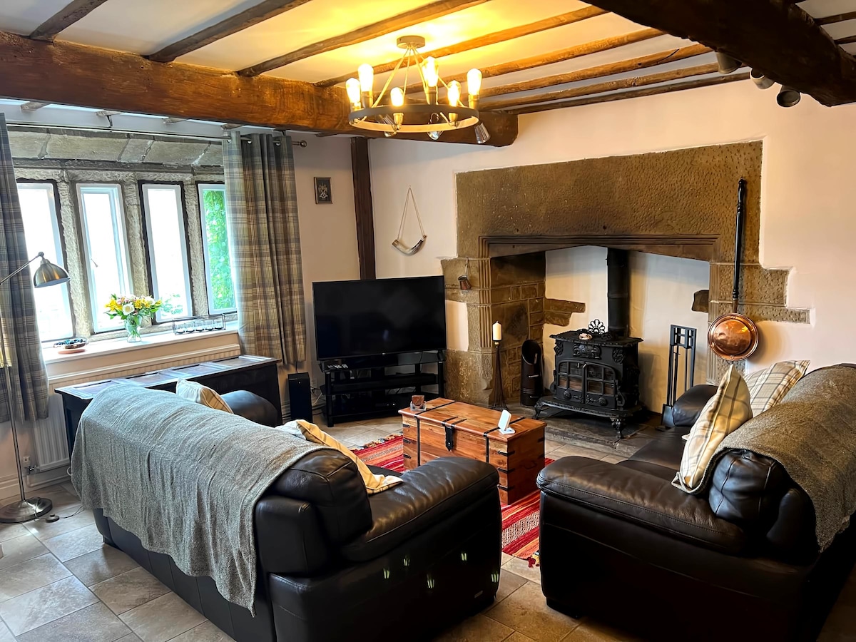 Top Airbnb: 17th Century Cottage with Hidden Garden in Bradford