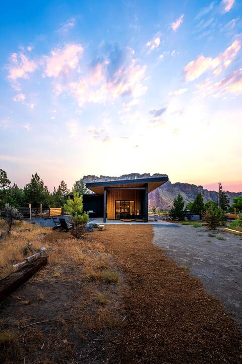 Smith Rock Oasis w/ Hot Tub Steps to the Park