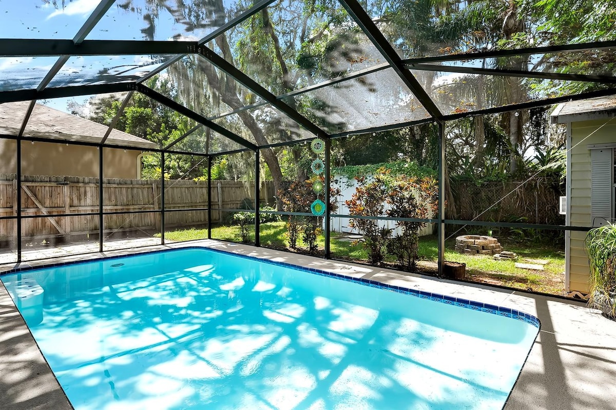 Retreat Off Main Street / Heated pool / 3 bed / 1