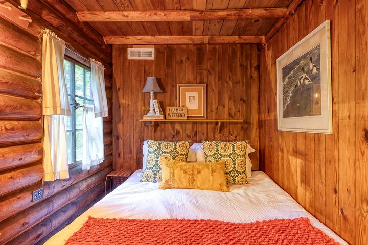 Cozy Small Log Cabins Interiors