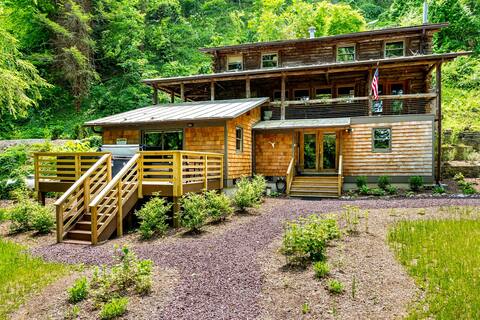 Cabin on River, Kayak, Hot Tub, WiFi, EV Charger!