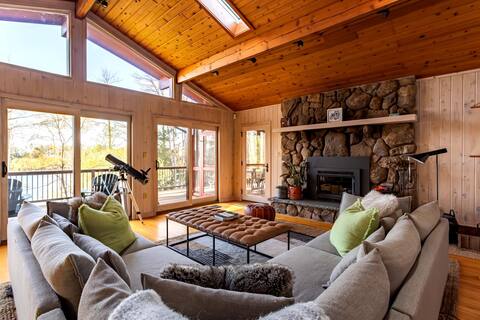 Fab Lakefront w/ Hot Tub in Livingston Manor
