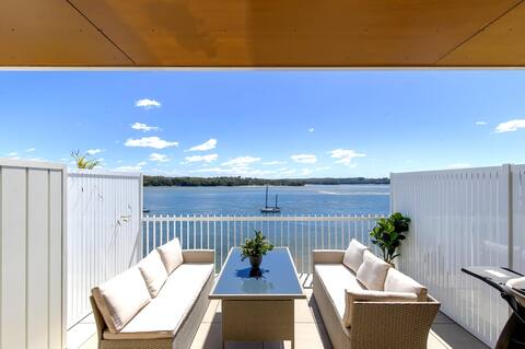 Superb 2-Bed Apartment with Scenic Bay Views