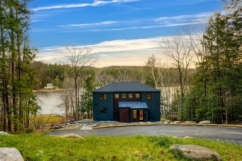 Forget-Me-Not by AvantStay | Bold Lakefront Escape