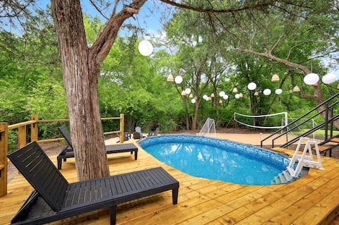 Tropical Oasis - Pool + Beach Volleyball + Firepit