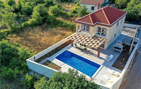 Gorgeous home in Primorski Dolac with WiFi