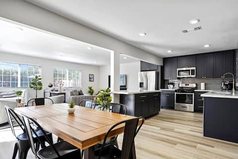 Awesome Home * POOL * 3 King Beds * 65" TV * BBQ