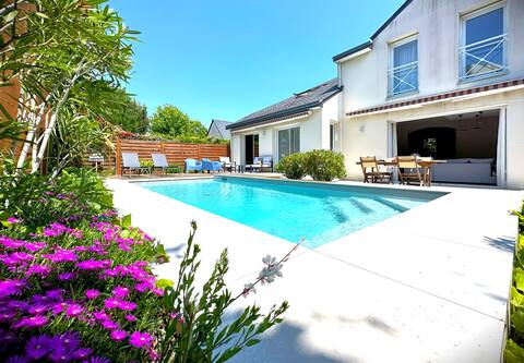 La Céleste-Villa standing with pool and garden