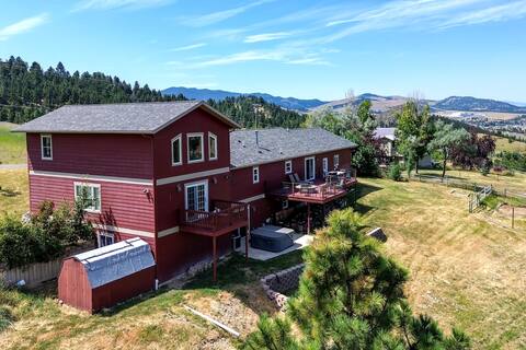 9 Mi to Helena: Mtn-View & Hot Tub at Huge Home