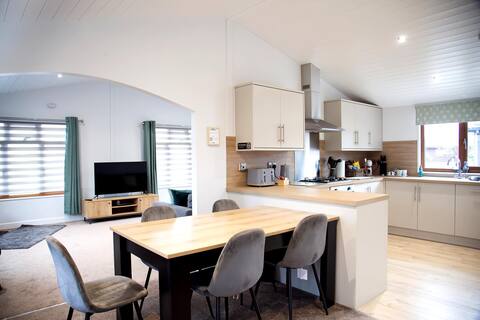 Stunning 3 Bedroom Lodge with Hot Tub in York