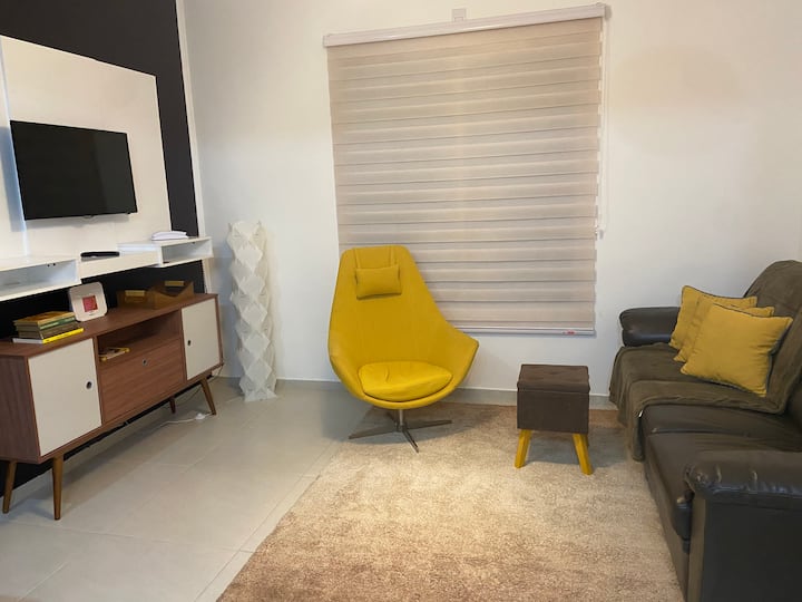 Apto Novo, Mobília Moderna, Espaço Home-office - Campos do Jordão