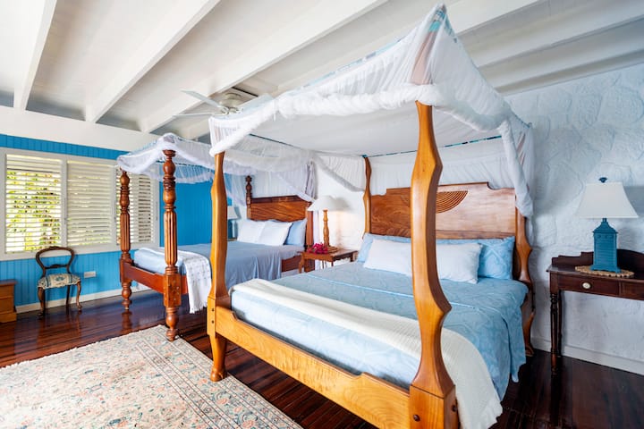 Camas tamaño king y queen en el dormitorio de invitados