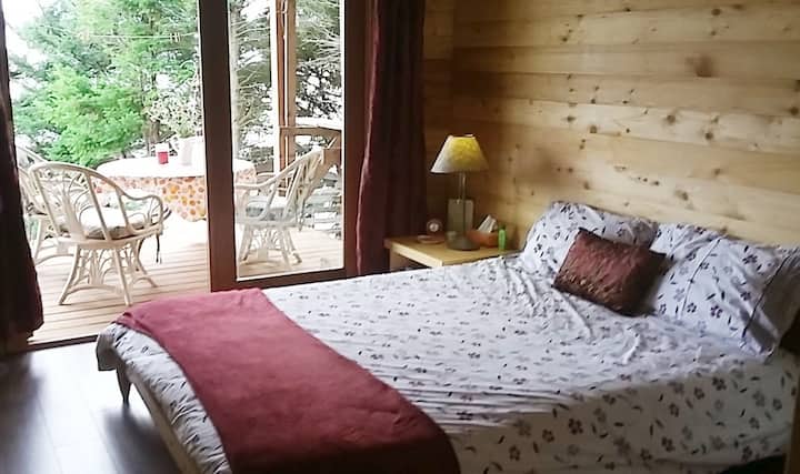 เตียงควีนไซส์ด้านหน้าห้องนอน 