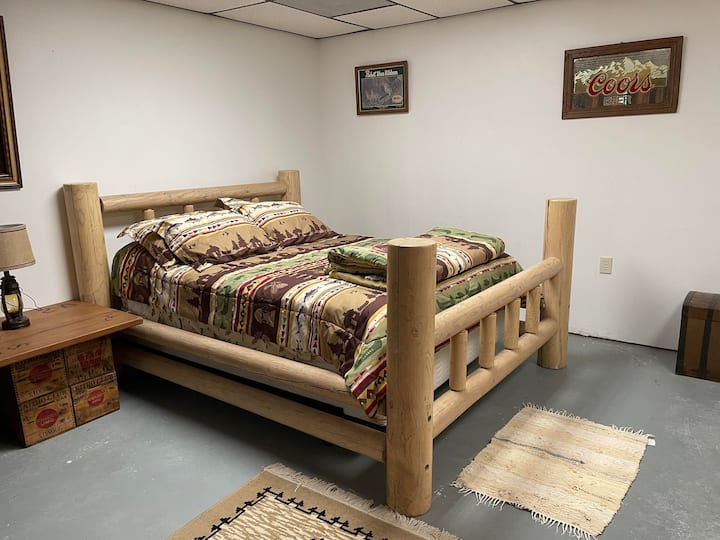 Kitanda cha malkia cha kiwango cha chini