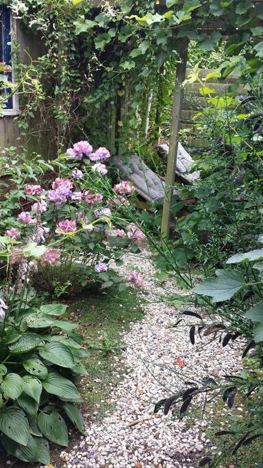 Met mooi weer is het heerlijk verblijven in onze tuin.