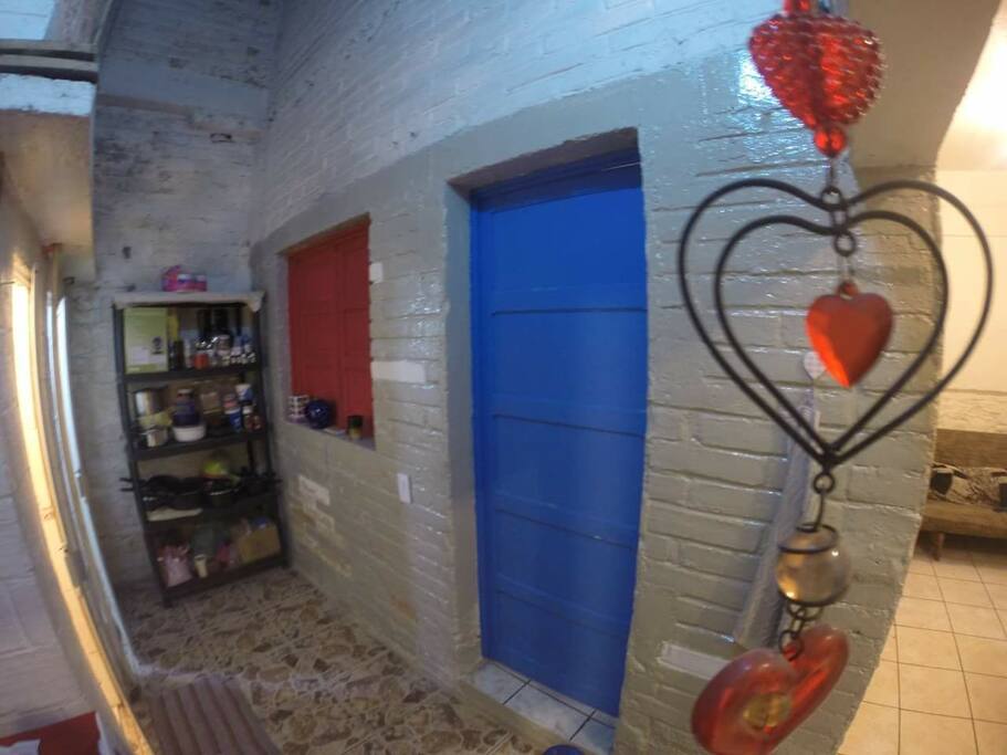 Esta es la entrada a tu habitación, justo frente al baño.