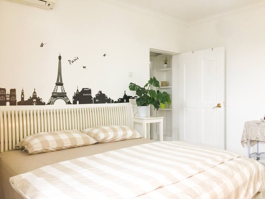 Bedroom with a kingsize bed 主卧室