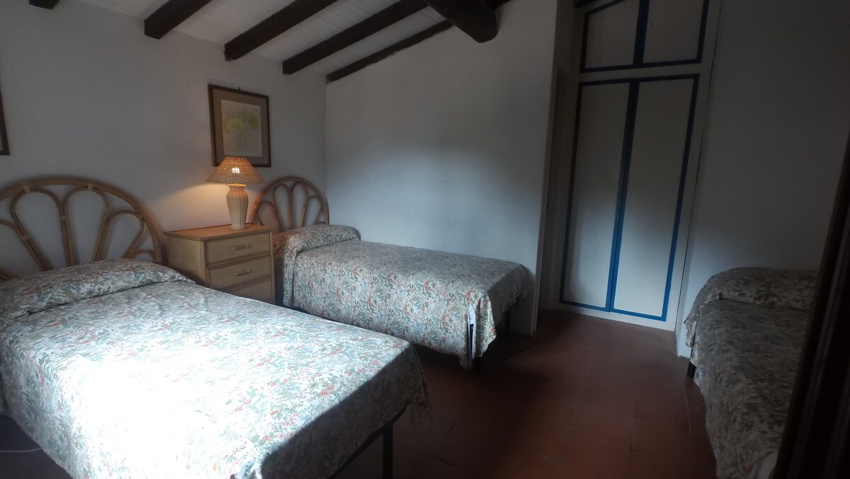 ห้องนอน 3 เตียงที่ชั้น 1 (วิวจากทางเข้า)