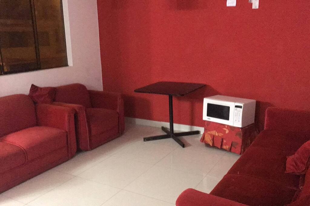 Sala con muebles rojos.