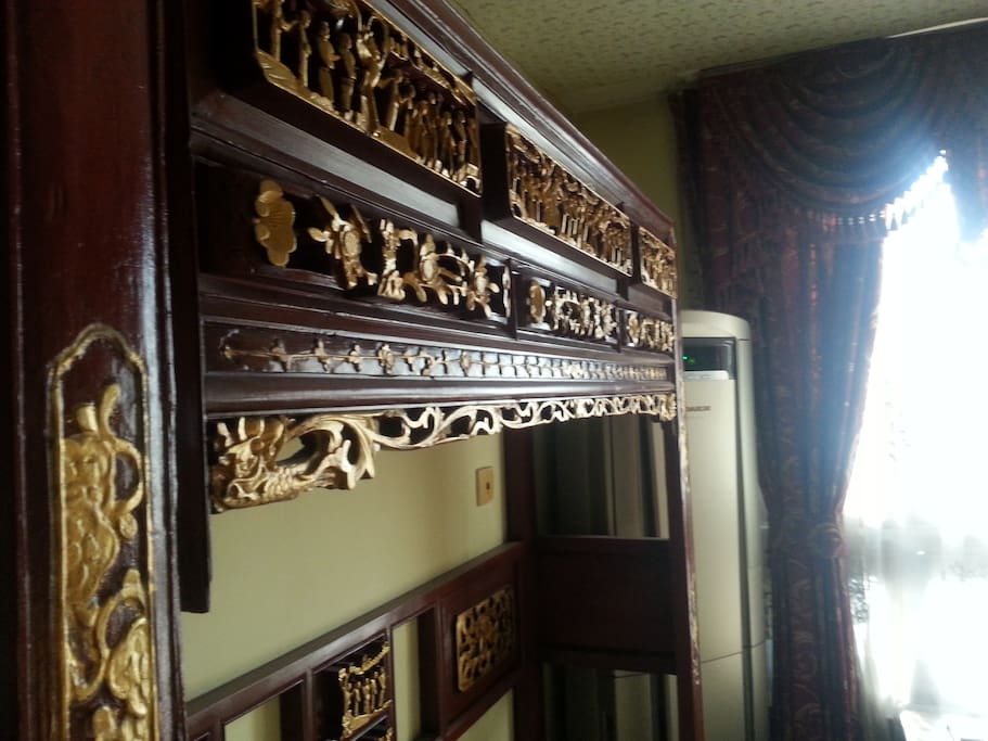 Second floor' classic chinese suite; Carved wooden bed frame。
二楼经典中式套房; 实木雕花床架