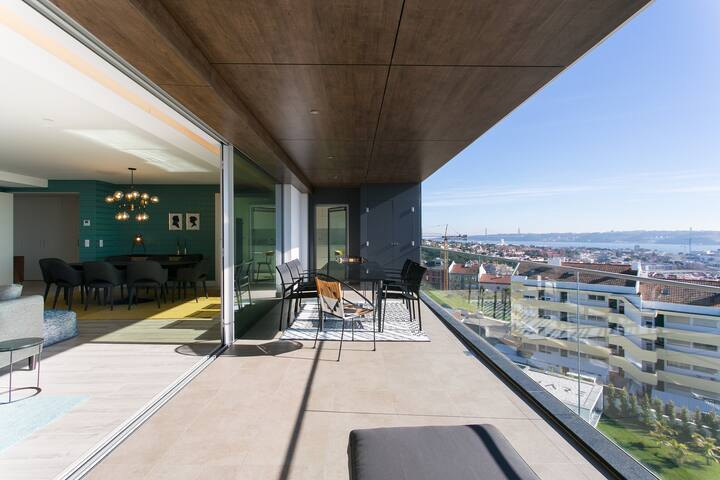 Luxury 4 bedr Flat w/ PANORAMIC Views & Pool!! gallery image 3