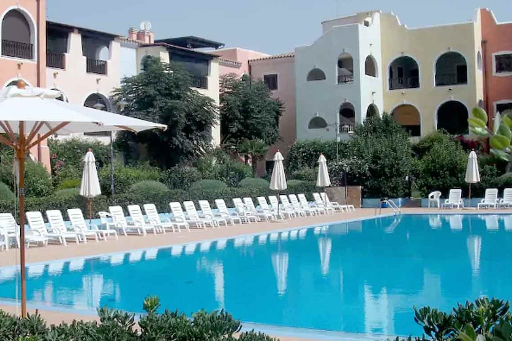 Common swimming pool and garden