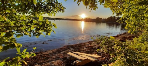 Quiet cottage on the bay