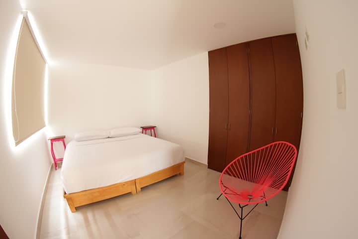 تحتوي غرفة روزا على سرير بمقاس كبير وخزانة وستائر معتِّمة.
تحتوي غرفتنا الوردية على سرير كبير وخزانة وستائر معتِّمة.