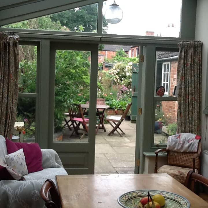 Double room in Arts & Crafts house, Abington