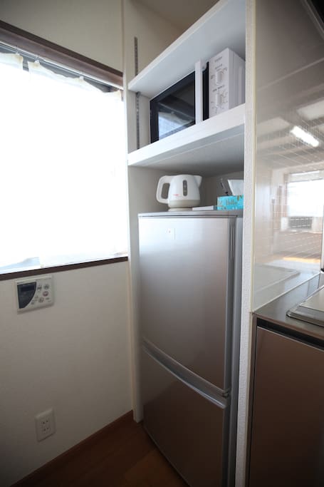 It is equipped with a refrigerator, microwave oven, kettle.
冷蔵庫・電子レンジ・ケトル完備しています。