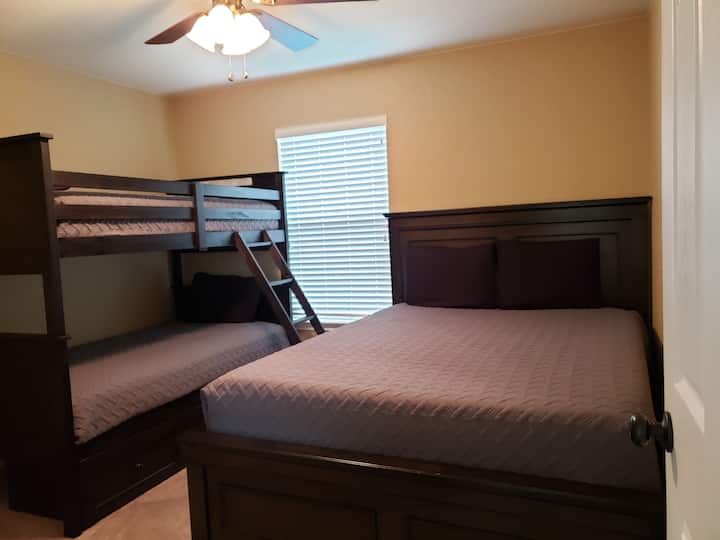 חדר שינה 2 - מיטות קווין סייז ומיטות קומתיים