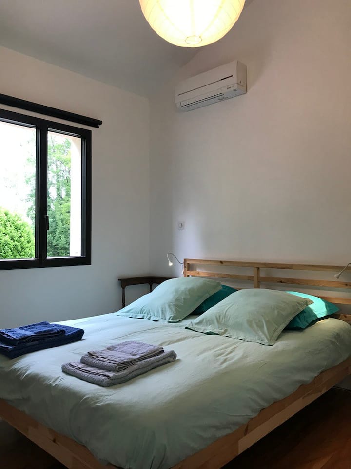 Dormitorio 1, cama king size  160x200 armario, aire acondicionado y vistas al río. 